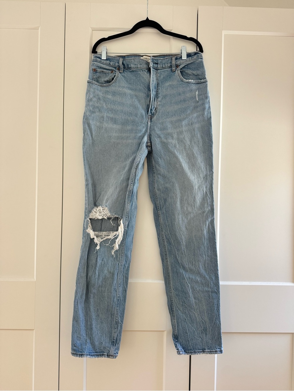 Abercrombie & Fitch 90's Straight-Leg Jeans with Distressed Knee
